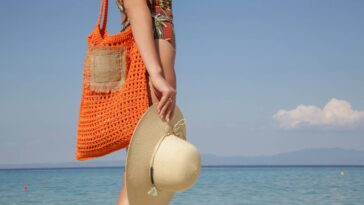 Bolsa em crochê estilo praia com base firme e fecho de botão que une leveza e praticidade