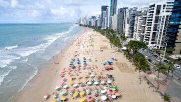 Adeus tomadas, conheça a sombrinha solar que carrega celular e resfria bebidas na praia