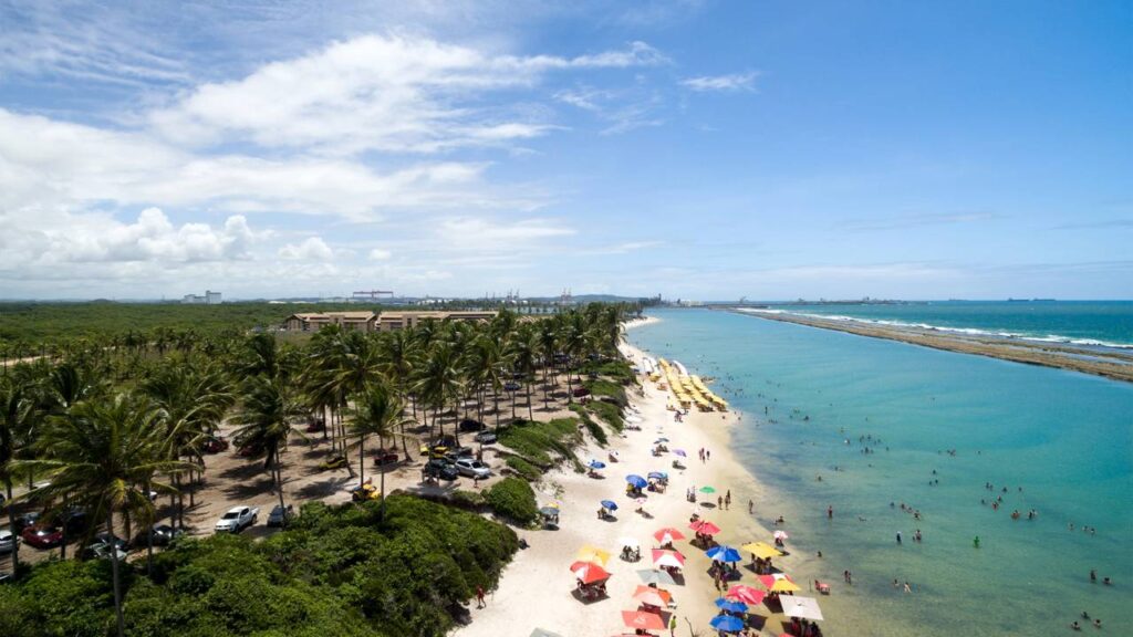Adeus tomadas, conheça a sombrinha solar que carrega celular e resfria bebidas na praia