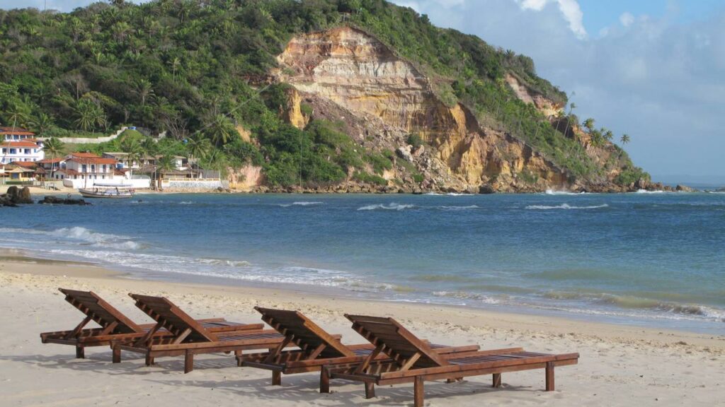 Adeus tomadas, conheça a sombrinha solar que carrega celular e resfria bebidas na praia