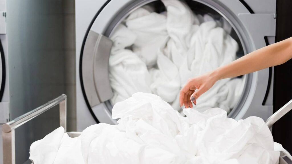 Coloque isso na máquina e suas roupas vão voltar a ser brancas