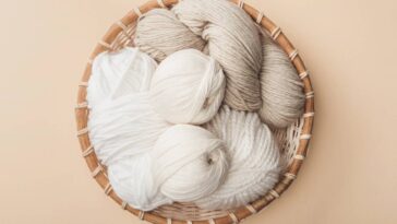 O cachecol de crochê que aquece, organiza e ainda é tendência