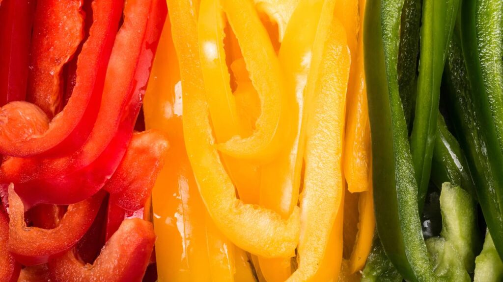 O truque com papel toalha que mudou minha forma de guardar pimentão