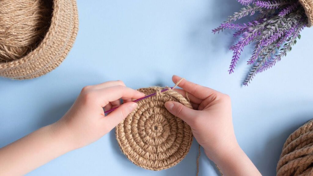 Crochê combinado com reciclagem de papel para decorar com consciência ecológica