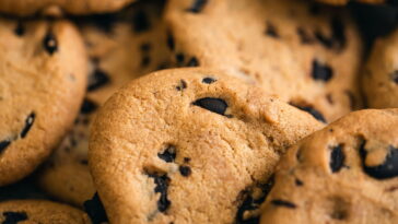 Essa bandeja de crochê terracota vai transformar sua mesa posta