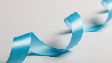 Por que amarrar uma fita azul na cabeceira da cama, segundo o Feng Shui