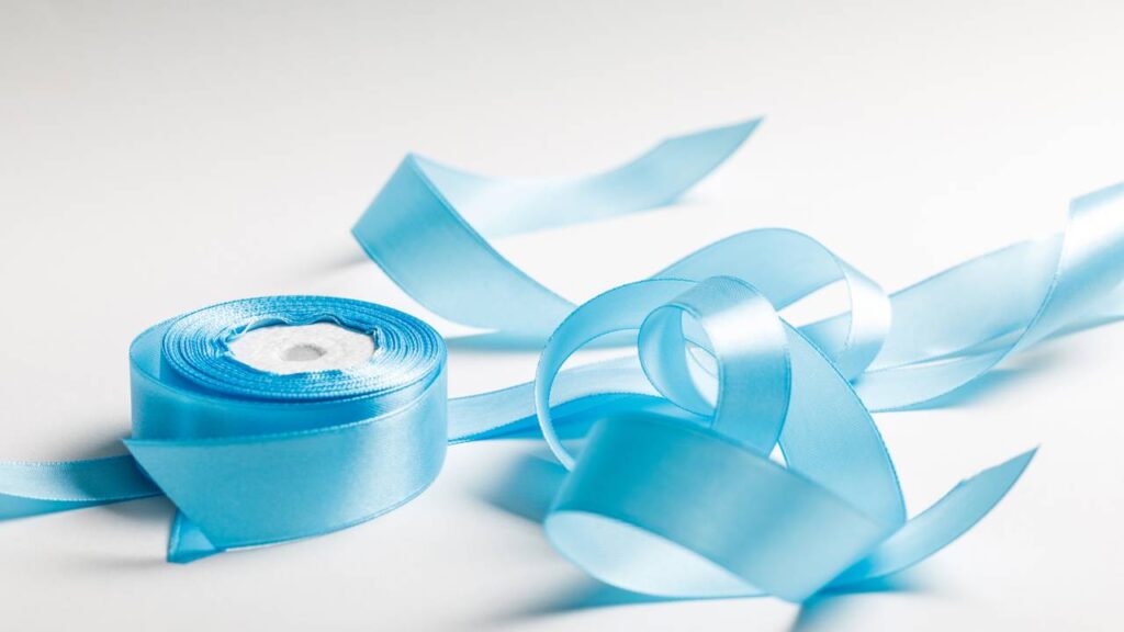 Por que amarrar uma fita azul na cabeceira da cama, segundo o Feng Shui