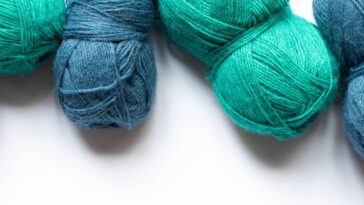 Toalhinha de crochê para lembrancinhas de batizado delicada e encantadora