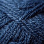 Tapete de banheiro em crochê azul petróleo com base antiderrapante e acabamento firme