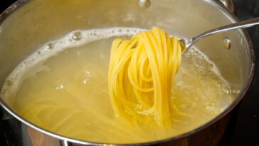 A técnica esquecida que deixa o macarrão sempre soltinho