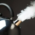 Especialistas explicam que acontece com a água da torneira depois de ferver várias vezes