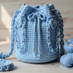 Essa bolsa de fio de malha com correntes virou queridinha do momento
