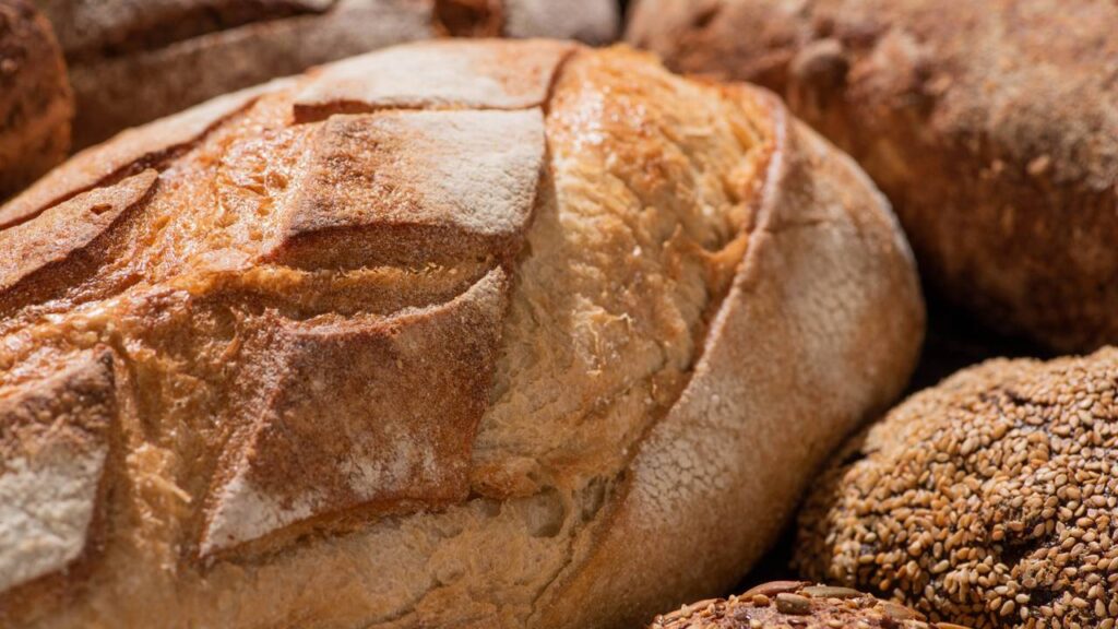 Transformei pão velho em delícia crocante com esse truque poderoso