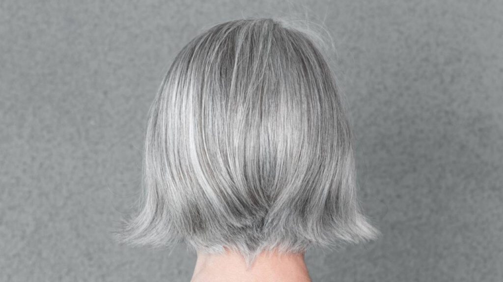 Com o passar dos anos, a produção de melanina, o pigmento que dá cor aos fios, diminui naturalmente – Créditos: depositphotos.com / StudioLightAndShade