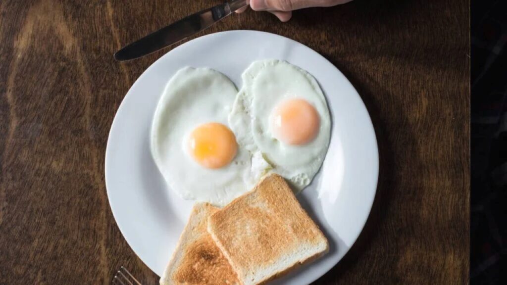 Café da manhã com ovos Créditos: depositphotos.com / AllaSerebrina