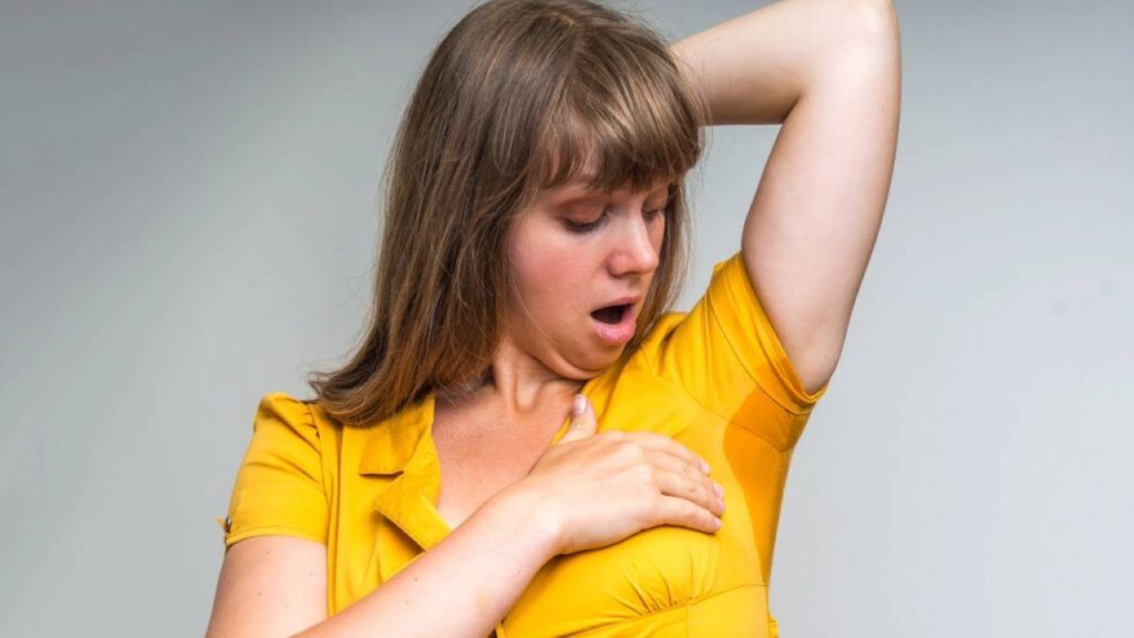 As manchas sob as axilas aparecem pela reação entre o suor e os sais de alumínio presentes em muitos antitranspirantes – Créditos: depositphotos.com / andriano_cz