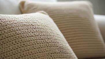 O segredo das crocheteiras criativas: capas de almofadas que transformam qualquer ambiente