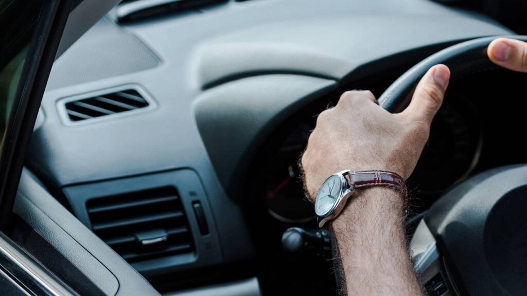 Truques simples para desembaçar os vidros do carro usando o ar-condicionado