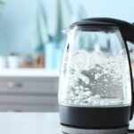 A forma mais segura e natural de limpar sua chaleira elétrica que mudou minha rotina