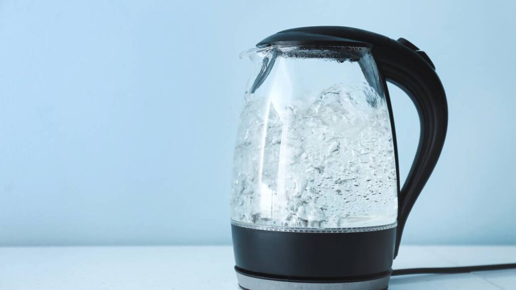 A forma mais segura e natural de limpar sua chaleira elétrica que mudou minha rotina