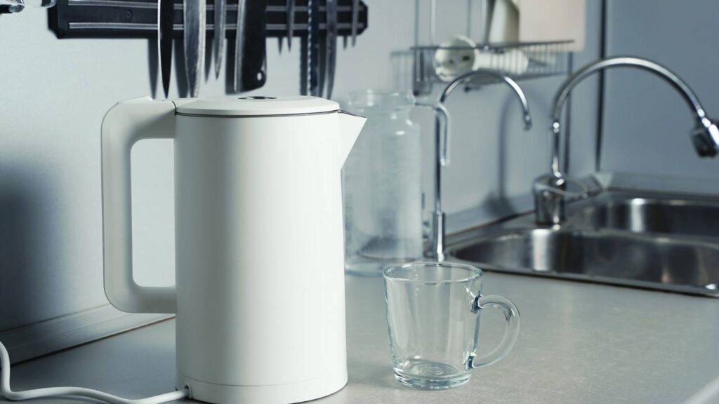 A forma mais segura e natural de limpar sua chaleira elétrica que mudou minha rotina