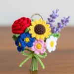 Chaveiro de crochê com mini flores coloridas para alegrar seu dia