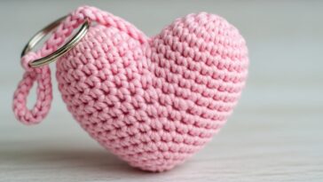 Chaveiro em crochê no formato de coração para presentear com carinho e afeto