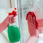 O truque barato que deixou meus vidros brilhando como novos