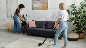 Esse ingrediente comum deixa o tapete limpo e sem cheiro em minutos