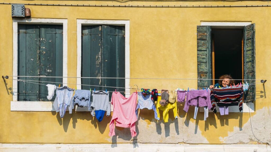 Como usar meia com arroz para secar a roupa mais rápido