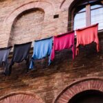 Você nunca mais vai sofrer para secar roupas depois de conhecer esse truque europeu