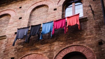 Você nunca mais vai sofrer para secar roupas depois de conhecer esse truque europeu