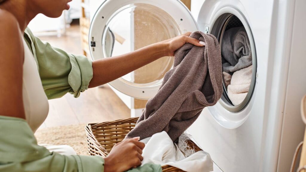 Você nunca mais vai sofrer para secar roupas depois de conhecer esse truque europeu