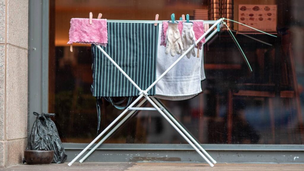 Você nunca mais vai sofrer para secar roupas depois de conhecer esse truque europeu