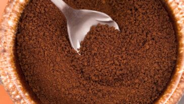 Esse resíduo do café pode transformar suas plantas em poucos dias