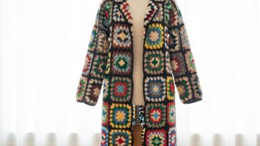 Colete longo em crochê feito com squares modernos para um look estiloso