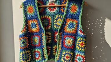 O colete de crochê mais estiloso que voltou a ser tendência