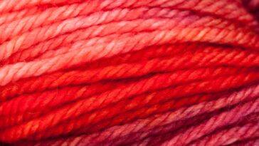 Esse acessório infantil em crochê é puro carinho em cada ponto