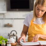 Álbum de receitas em crochê para proteger e decorar sua cozinha com charme