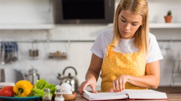 Álbum de receitas em crochê para proteger e decorar sua cozinha com charme