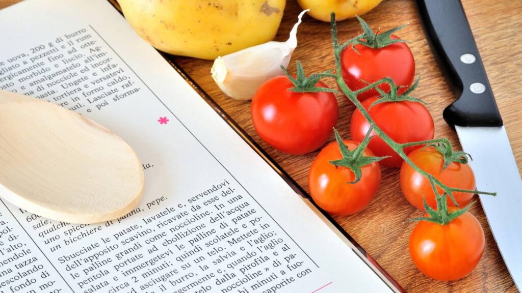 Álbum de receitas em crochê para proteger e decorar sua cozinha com charme