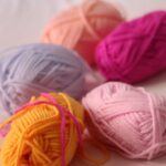 Caminho de mesa de crochê com flores em relevo para decorar com charme