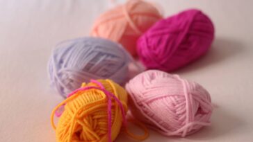 Caminho de mesa de crochê com flores em relevo para decorar com charme