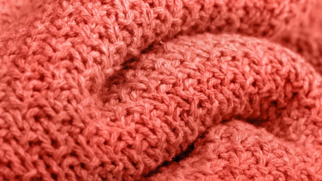 Capa para banquinho de crochê coral com acabamento circular e toque artesanal