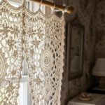 Cortina de crochê para quarto que filtra a luz com charme