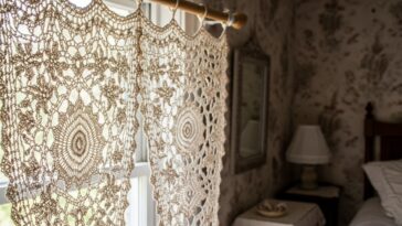 Cortina de crochê para quarto que filtra a luz com charme