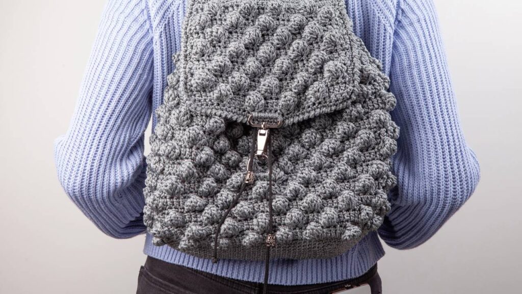 As bolsas de crochê voltaram com tudo e essa versão mochila é a mais prática