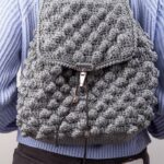 As bolsas de crochê voltaram com tudo e essa versão mochila é a mais prática