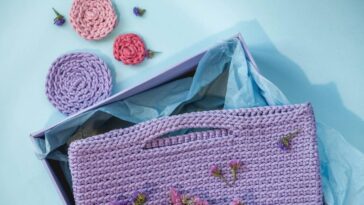 Mochila de crochê com estrutura interna semi-rígida para estilo e praticidade