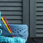 Bolsa meia-lua em crochê com fio náutico para looks de verão cheios de estilo